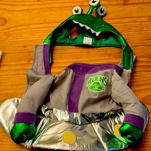 Alien dog costume good for big or midsize dog.